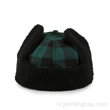 Warme wintermuts met groene grip met oorklep